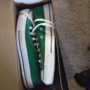 Women coverse tennis